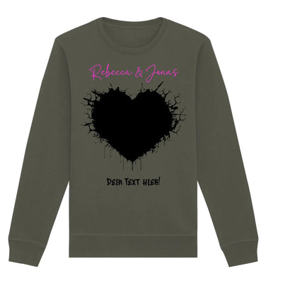 Olivegrünes langarm sweatshirt mit schwarzem herz splatter und pinkem handschrift text aus der wildes herz statement kollektion