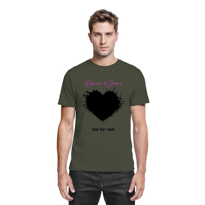 Olivegrünes baumwollshirt mit schwarzem sprenkelherz und pinkem schriftzug aus der wildes herz statement-collection