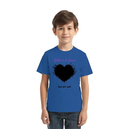 Blaues kurzarmshirt mit schwarzem herzmotiv und pinkem text aus der statement-collection wildes herz