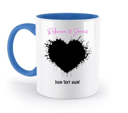 Weiße keramiktasse mit blauem inneren und griff, schwarzem splatter-herz und rosa schrift aus statement-collection wildes herz