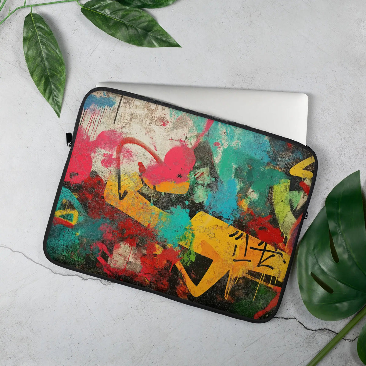 Wunderschöne laptop-tasche mit kunstdruck im graffiti-style urban vibes mit bunten pink, gelb, türkis und rot auf schwarzem stoff