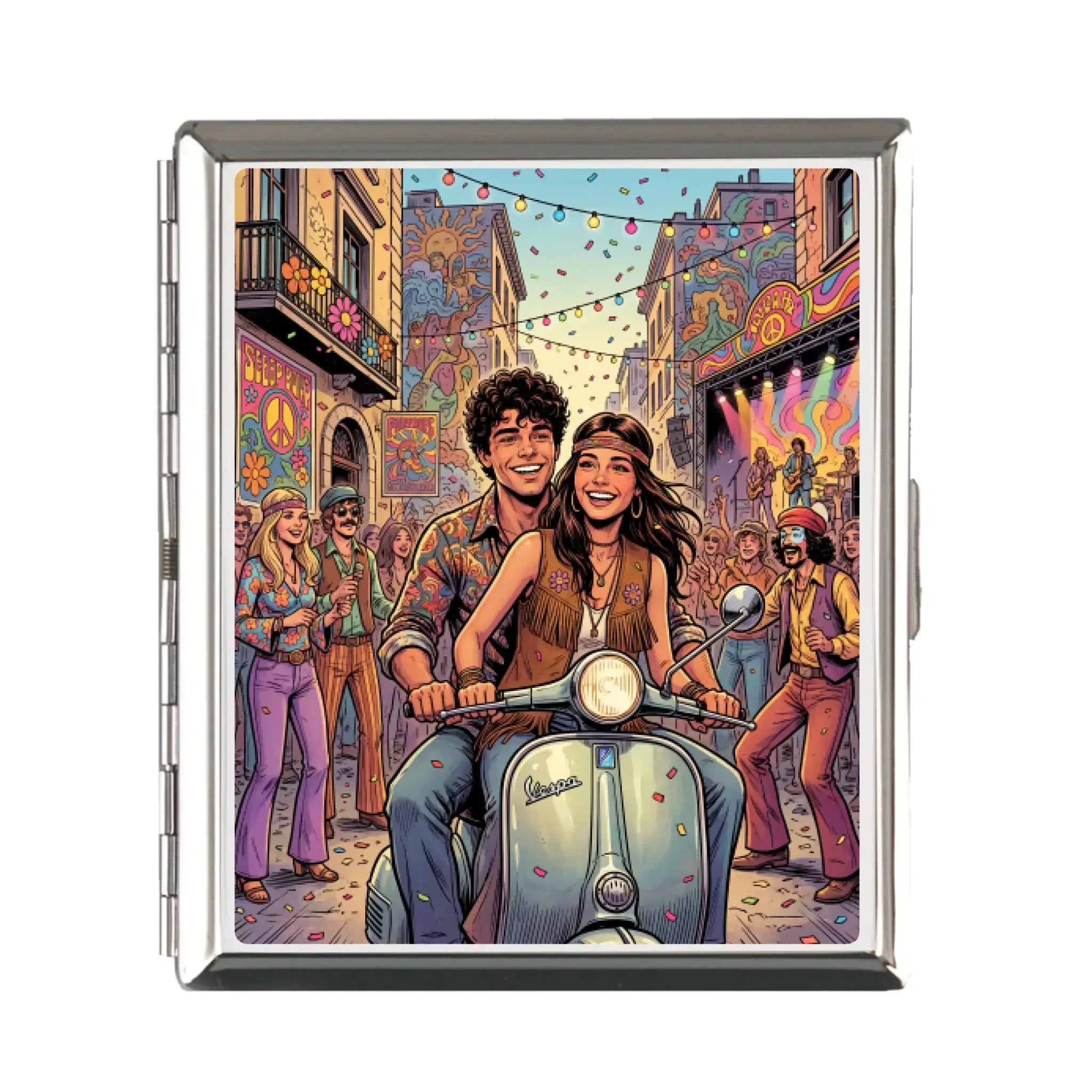 Silbernes rechteckiges zigarettenetui mit bunter illustration von paar auf vintage vespa beim psychedelischen straßenfestival