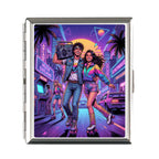 Silverne rechteckige zigarettenetui mit retrofuturistischer 80er roller-skater illustration und neonstadt motiv