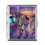 Silbernes rechteckiges zigarettenetui mit neonbeleuchtetem 90er jahre arcade motiv und teens beim skating
