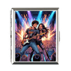 Silbernes rechteckiges zigarettenetui mit buntem comic-design einer rockband und bunten spotlights auf der bühne