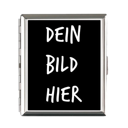Silbernes rechteckiges zigarettenetui mit schwarzem innenfach und weißem de-text für personalisierte fotos und wünsche
