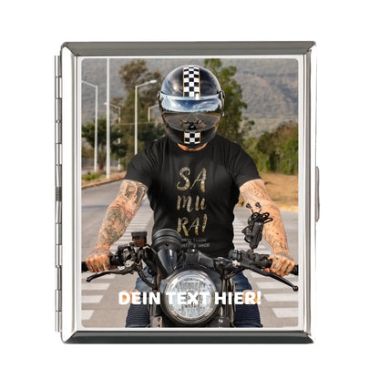 Silberner rahmen zigarettenetui mit bikermotiv in schwarzem helm und samurai t shirt personalisierbar