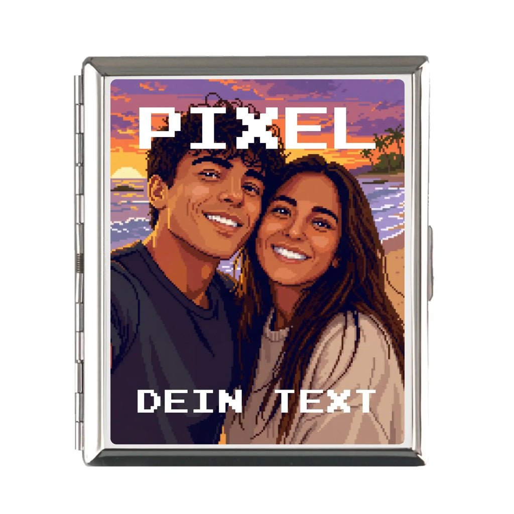 Silbernes rechteckiges zigarettenetui mit pixelart illustration von zwei lachenden menschen am sonnenuntergang am strand und weiße pixel schrift für 16 bis 20 zigaretten