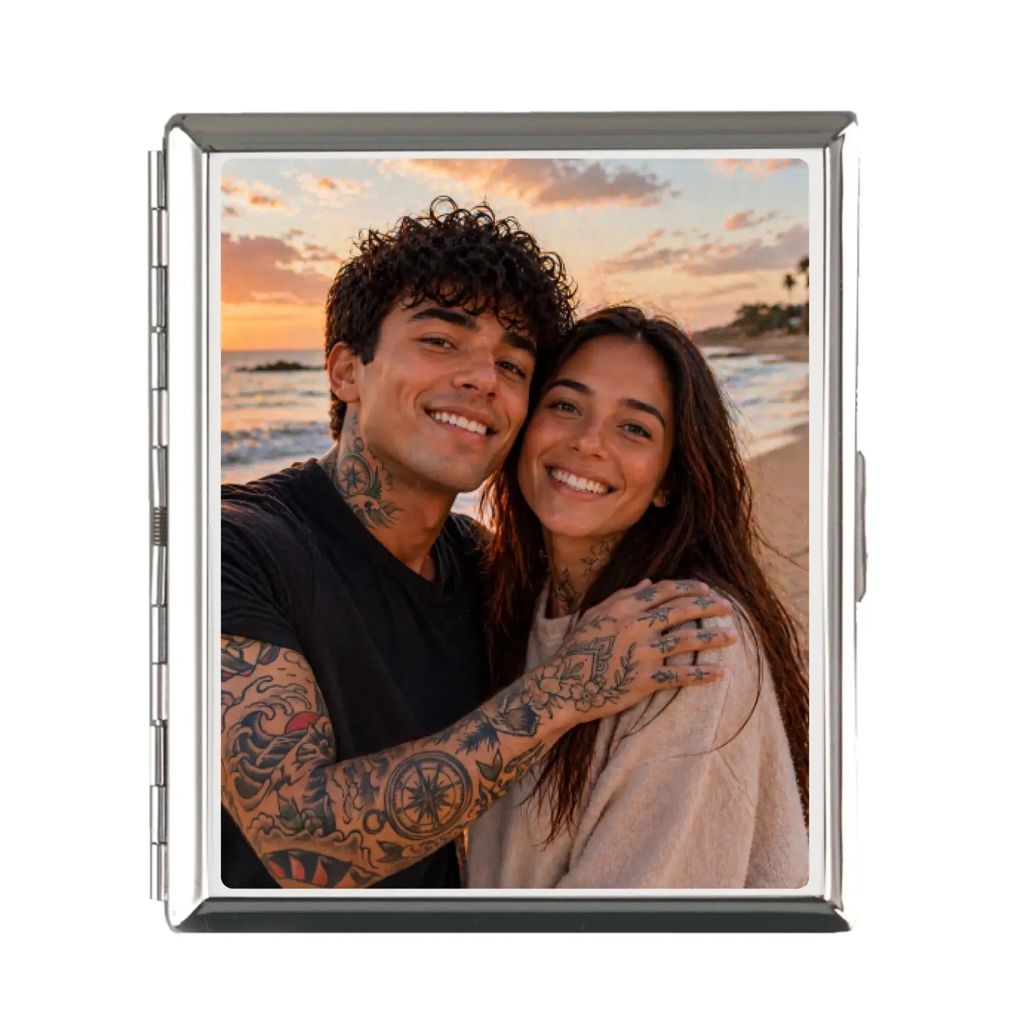 Silbernes rechteckiges zigarettenetui tattoo ki-effekt mit foto eines lächelnden paares am strand bei sonnenuntergang