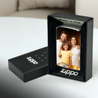 Ein schwarzes zippo feuerzeug mit persönlichem familienfoto auf metalloberfläche im original usa geschenkbox
