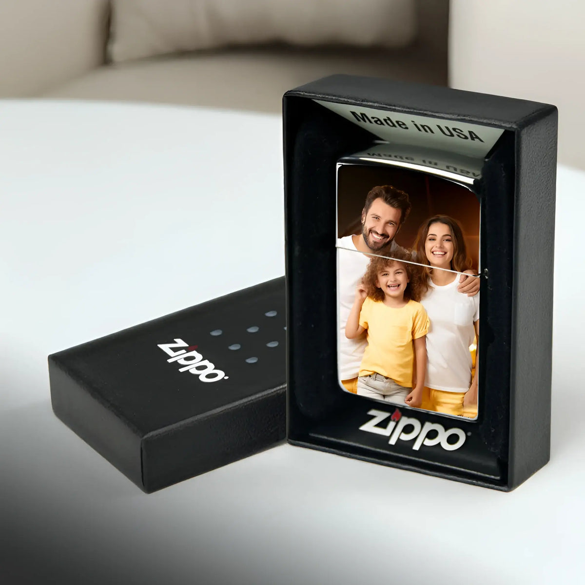 Ein schwarzes zippo feuerzeug mit persönlichem familienfoto auf metalloberfläche im original usa geschenkbox