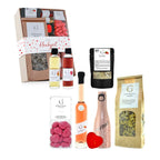 Ein herzförmiges rotes kerzenprodukt mit glatter glänzender oberfläche im zur hochzeit geschenkset präsentkorb